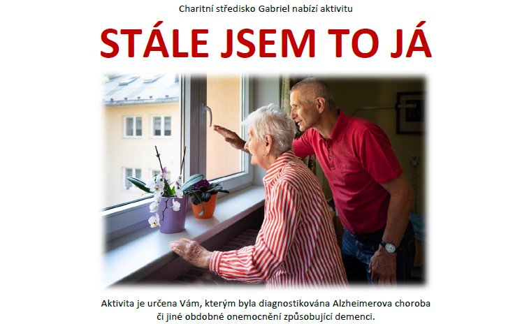 Klientka domova pro seniory se svým synem se dívají z okna domova.