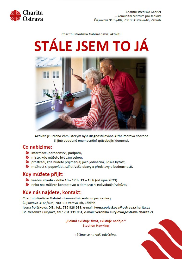 Klientka domova pro seniory se svým synem vyhlíží z okna domova.